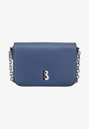 Modrá kožená crossbody taška s texturovaným povrchem, stříbrným řetízkovým popruhem a výrazným metalickým logem na přední straně. Obdélníkový tvar.