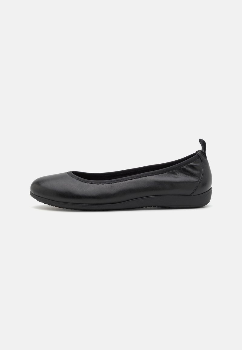 Chaussure de ballet plate en cuir noir avec bout arrondi, petit talon et languette à l’arrière, présentée sur un fond clair uni.
