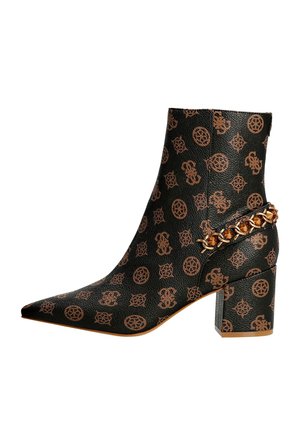 Bottine noire avec motif logo marron, bout pointu, talon bloc et détail chaîne dorée autour du talon arrière.