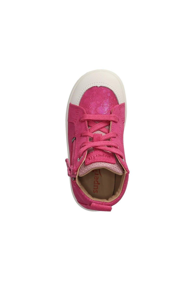 Rosa Sneaker mit strukturiertem Obermaterial, weißer Gummikappe und passenden Schnürsenkeln. Verfügt über einen seitlichen Reißverschluss für einfachen Zugang. Innen hat er ein beige gefärbtes Futter.