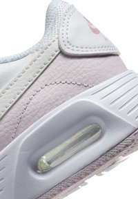Sneaker sintetica bianca con accenti rosa pastello, parte superiore in pelle testurizzata, unità di ammortizzazione visibile e suola bianca rigata.