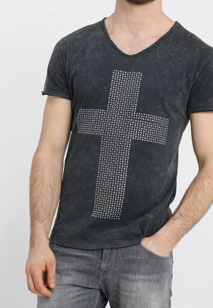 Schwarzes V-Ausschnitt-T-Shirt mit einer abgenutzten Textur und einem großen silbernen, mit Nieten besetzten Kreuz-Design auf der Vorderseite. Kurze Ärmel, lässige Passform.