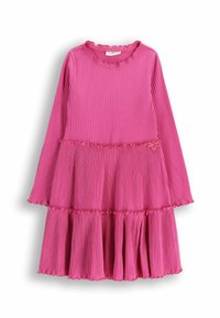 Różowa sukienka z długim rękawem, o prążkowanej fakturze, z falbaniastymi akcentami i wielowarstwowym falbaniastym dołem. Posiada dekolt w kształcie falbany oraz detale w talii.