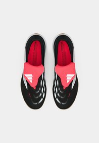 Μαύρα αθλητικά παπούτσια με ροζ περιμετρική επένδυση, λευκές λεπτομέρειες και υφή στο επάνω μέρος με ανοίγματα. Λαστιχένια σόλα για κράτημα και ευκαμψία.