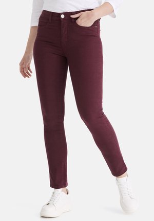 Bordeauxrote Skinny-Jeans aus dehnbarem Stoff mit glatter Textur, ausgestattet mit fünf Taschen, Gürtelschlaufen und einem vorderen Knopfverschluss.