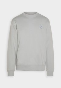 Ljusgrå sweatshirt i bomullsmix med rund halsringning, långa ärmar och blått varumärke på bröstet. Mjuk textur.