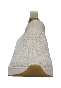 Sneaker na wsuwanie w jasnym beżowym materiale, teksturowana powierzchnia z delikatnym wzorem, miękki kołnierz wokół kostki oraz biała gumowa podeszwa z kauczukową podeszwą zewnętrzną.