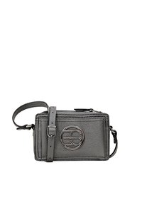 Šedá texturovaná kožená krosbody taška s odnímatelným popruhem, která se vyznačuje výrazným logem a obdélníkovým tvarem.