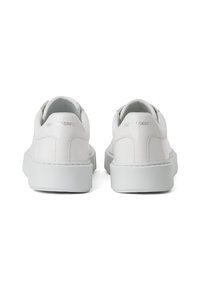 Adidași albi din piele cu o textură netedă, formă rotunjită și guler căptușit. Prezintă detalii cu logo pe spate și o talpă groasă albă.