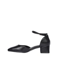 Scarpa con tacco in pelle nera, punta affusolata e cinturino alla caviglia. Presenta un tacco basso a blocco e un design elegante con un taglio laterale aperto.