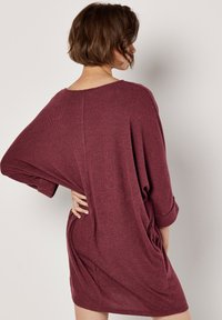 Apricot Pletené šaty - burgandy
