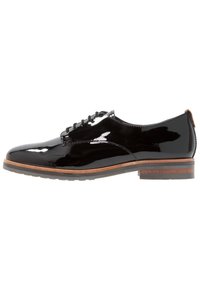 Chaussure oxford en cuir verni noir avec texture lisse, embout arrondi et semelle en bois brun contrastante. Présente un design à lacets et des accents minimalistes.