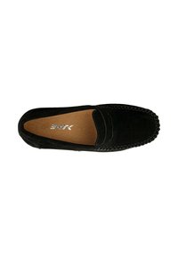 Schwarze Wildlederloafer mit brauner Innensohle, sichtbarem Stich entlang der Ränder und einem subtilen Riemen-Detail auf der Oberseite.