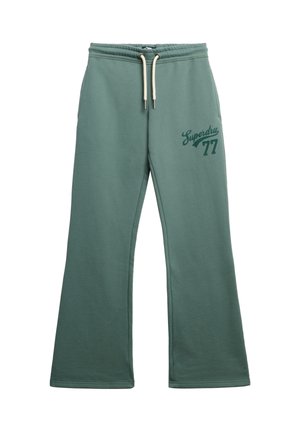 Groene katoenen blend sweatpants met een uitlopende pijp, verstelbare tailleband met trekkoord en een opdruk van het "Superdry 77" logo in donkergroen op de linker bovenbeen.