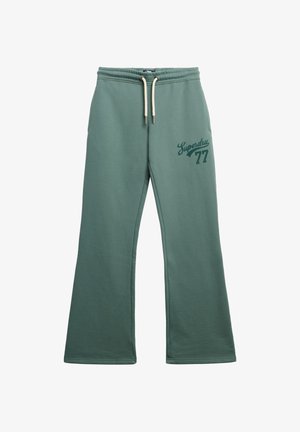 Pantalones de chándal de mezcla de algodón verde con pierna acampanada, cinturilla con cordón y logo impreso "Superdry 77" en verde oscuro en el muslo izquierdo.
