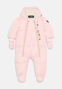 Macacão de neve cor-de-rosa com forro interior peludo, dois fechos de correr frontais, punhos em ribana e logótipo "KARL LAGERFELD" em dourado na lateral.