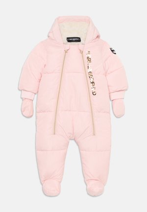 Rosa puffer snowsuit med en myk innerforing, to front glidelåser, ribbestrikkede mansjetter og "KARL LAGERFELD" logo i gull på siden.