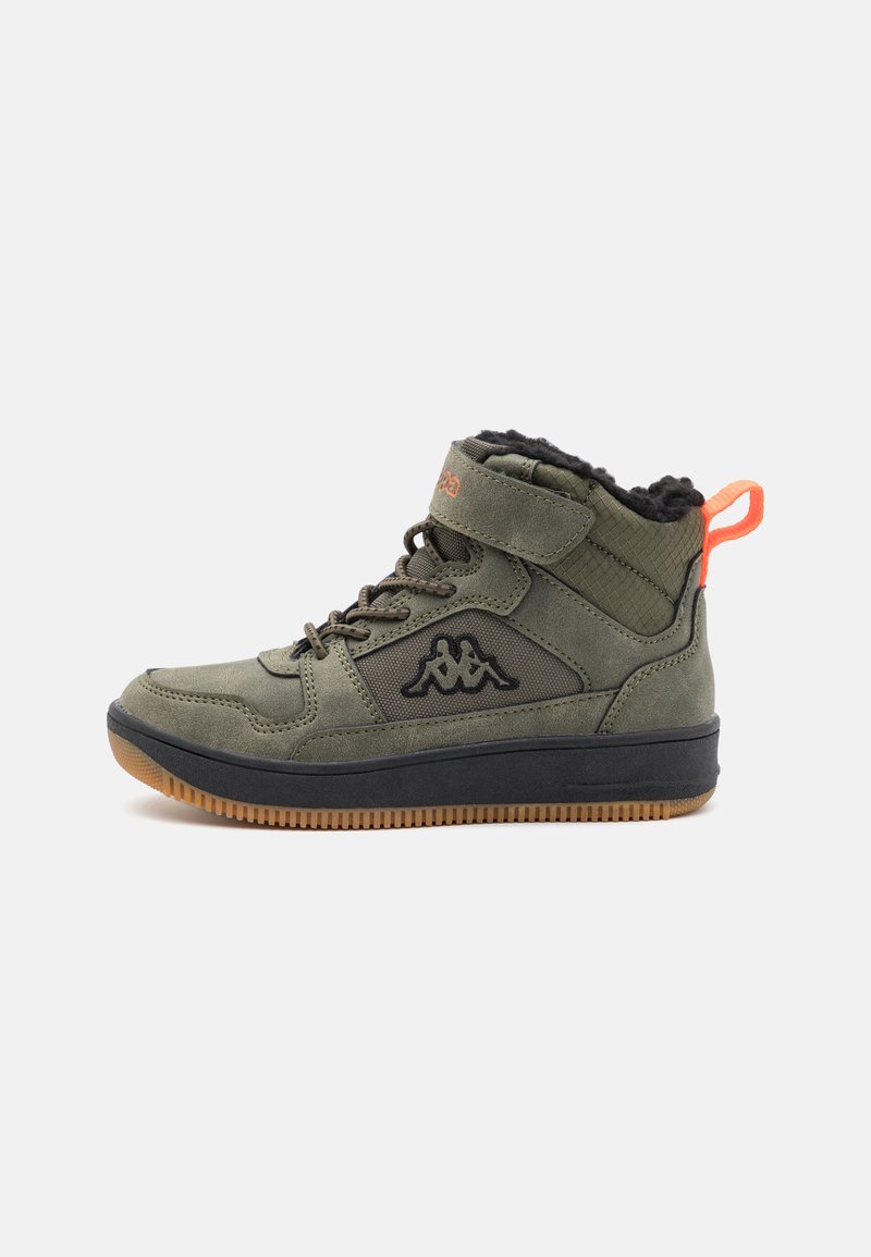 Khaki High-Top Sneaker mit strukturiertem Obermaterial, schwarzem Logo-Detail und orangefarbenem Zugtab. Verfügt über eine Gummisohle und eine Schnürung.