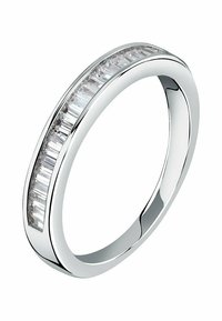 Silberring mit einem Band, das entlang einer Seite abwechselnd rechteckige und quadratische Zirkonia-Steine zeigt, mit polierter Oberfläche.