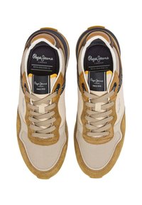Bež i smeđi sneakers s mrežastim i antilop dijelovima, s teksturiranim dizajnom i vezicama, te logom na jeziku.