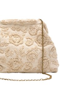 Beige clutch bag met kralen en bloemmotief, textuur stof, ritssluiting en een goudkleurige kettingstrap. Verfraaid met ingewikkelde borduurwerk.