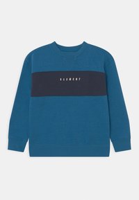 Sudadera azul con una banda horizontal de color azul oscuro que lleva el texto "ELEMENT" en un color claro. Cuello redondo, mangas largas y textura suave.