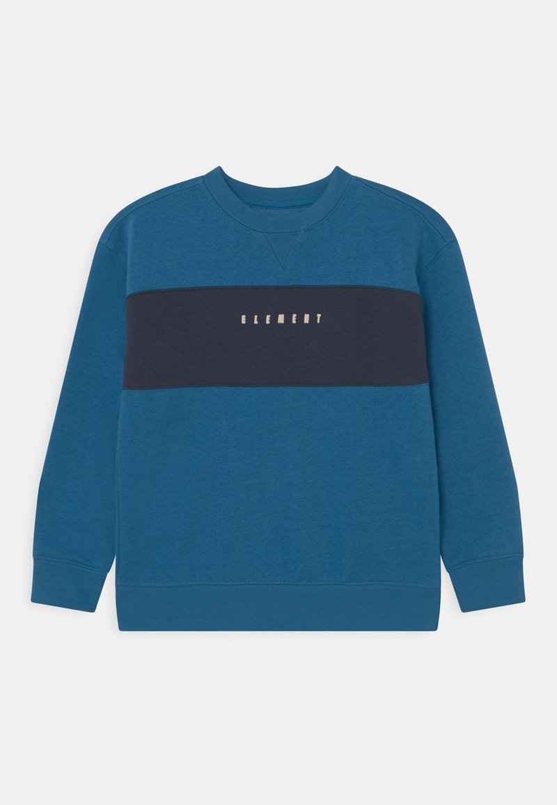 Sudadera azul con una banda horizontal de color azul oscuro que lleva el texto "ELEMENT" en un color claro. Cuello redondo, mangas largas y textura suave.