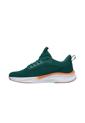 Groene gebreide sportieve sneaker met donkergroene veters, oranje accent bovenop de witte zool, en een trek lus bij de hiel op een witte achtergrond.