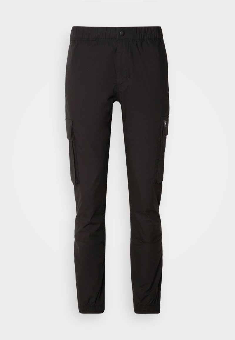 Pantaloni cargo neri realizzati in tessuto leggero, dotati di un cinturino elastico in vita, tasche laterali e gambe affusolate con polsini regolabili.