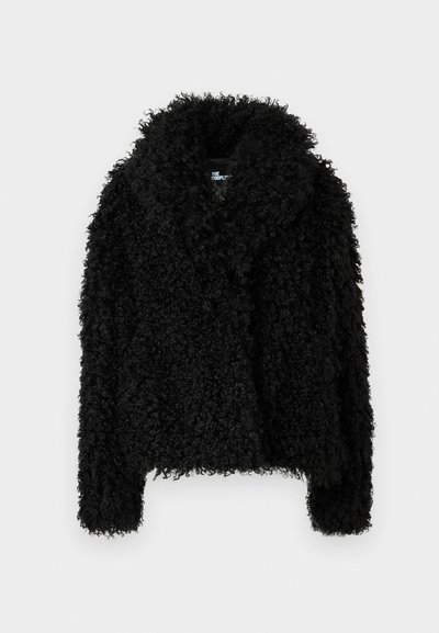 Μαύρο, μπούκλα υφασμένο μπουφάν με φαρδύ γιακά και μακριά μανίκια. Διαθέτει μαλακό, πλούσιο υλικό. Χωρίς ορατούς κλειδώματα.