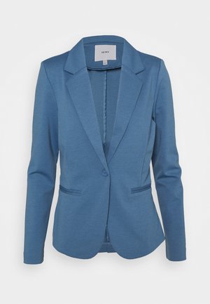 Blazer pour femmes bleu ajusté avec fermeture à un bouton, revers crantés et deux poches passepoilées à l'avant, présenté sur un fond blanc.