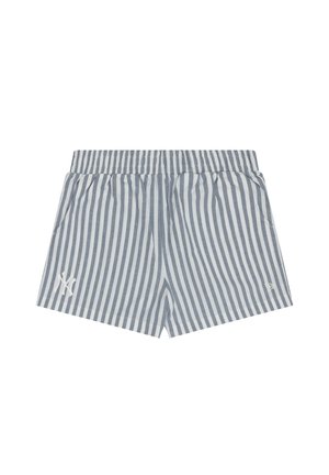 Pantalones cortos a rayas en tela azul claro y blanca, con cinturilla elástica y bolsillos laterales. Detalle sutil del logo en la pierna izquierda.