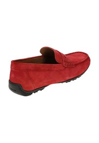 Czerwone zamszowe loafersy o designie wsuwanym, z przeszyciami, okrągłym czubkiem i czarną gumową podeszwą zapewniającą przyczepność.