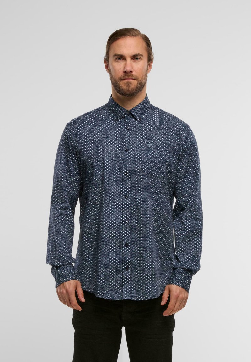 Dunkelblaues Hemd mit Knöpfen, geometrischem Muster, langen Ärmeln und klassischem Kragen. Der Stoff wirkt leicht und hat eine glatte Textur.