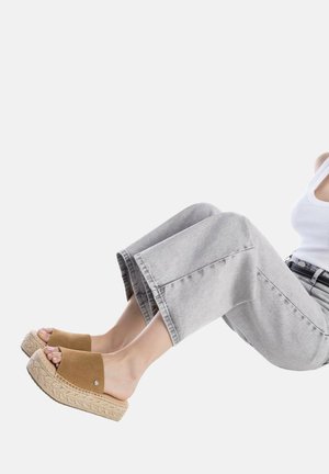 XTI, SANDALIA DE MUJER PLANO - Sandalias planas - marron