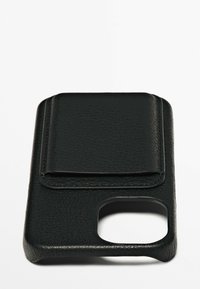 Custodia per telefono in pelle nera con finitura testurizzata, slot per carte e ritaglio per la fotocamera. I bordi sono lisci e arrotondati.