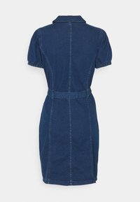 Mörkblå denimklänning med korta puffärmar, krage, bältesöglor och sömdetaljer, visad bakifrån mot en vit bakgrund.