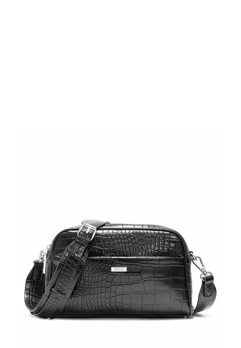 Czarna skórzana torba na ramię z teksturą krokodylej skóry, z ozdobami w kolorze srebrnym i regulowanym paskiem. Kompaktowy, prostokątny kształt.
