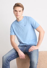 Calvin Klein Jeans - EMBRO BADGE - Tricou basic - dusk blue Imagine miniatură 1