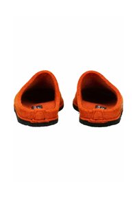 Par af orange filtslippers uden hæl med sorte såler, set fra bagpå på en hvid baggrund.