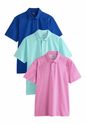 Trzy męskie polo w rozmiarze średnim w kolorze niebieskim, jasnozielonym z geometrycznym wzorem oraz różowym z teksturowanym wzorem, ułożone płasko, nakładające się na siebie.