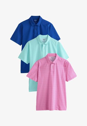 Drei Herren-Poloshirts in mittlerer Größe in Blau, Hellgrün mit geometrischem Muster und Pink mit strukturiertem Muster, flach liegend und sich überlappend.