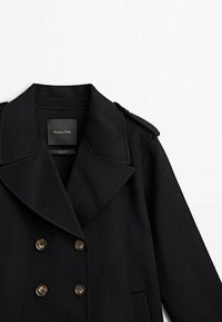 Czarny wełniany płaszcz z dwurzędowym zapięciem, dużym klapowym kołnierzem oraz złotymi guzikami, z pagonami na ramionach.