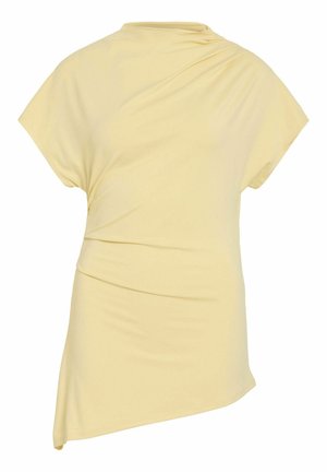 Robe courte à manches courtes de couleur jaune clair avec un col montant et un ourlet asymétrique, présentant de douces plis drapés sur le corsage.