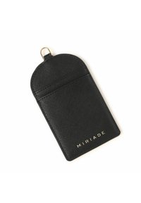 Portacarte in pelle nera texturizzata con parte superiore arrotondata, dotato di una singola tasca per carte e logo "MIRIADA" in rilievo dorato sul fondo.