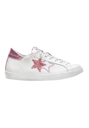 Sneakers bianchi in pelle con una stella rosa e accenti glitterati, dotati di un tallone metallico rosa e suola in gomma grigia. Design con lacci.