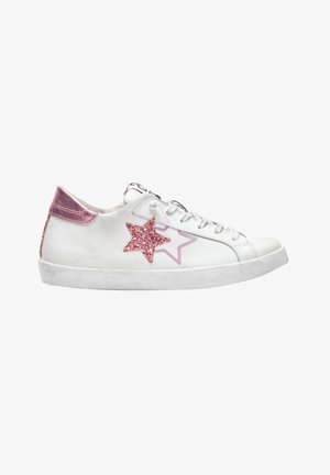 Sneakers bianchi in pelle con una stella rosa e accenti glitterati, dotati di un tallone metallico rosa e suola in gomma grigia. Design con lacci.