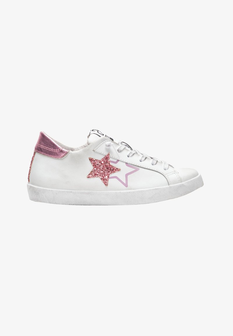 Sneakers bianchi in pelle con una stella rosa e accenti glitterati, dotati di un tallone metallico rosa e suola in gomma grigia. Design con lacci.
