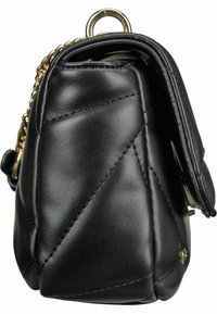 Sac à main en cuir noir avec un design matelassé, doté d'une bandoulière en chaîne dorée, d'une forme arrondie et d'accents en métal sur les côtés.