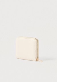 Portefeuille beige zippé à finition texturée, de forme carrée, avec des éléments métalliques dorés. Design compact, idéal pour transporter cartes et espèces.